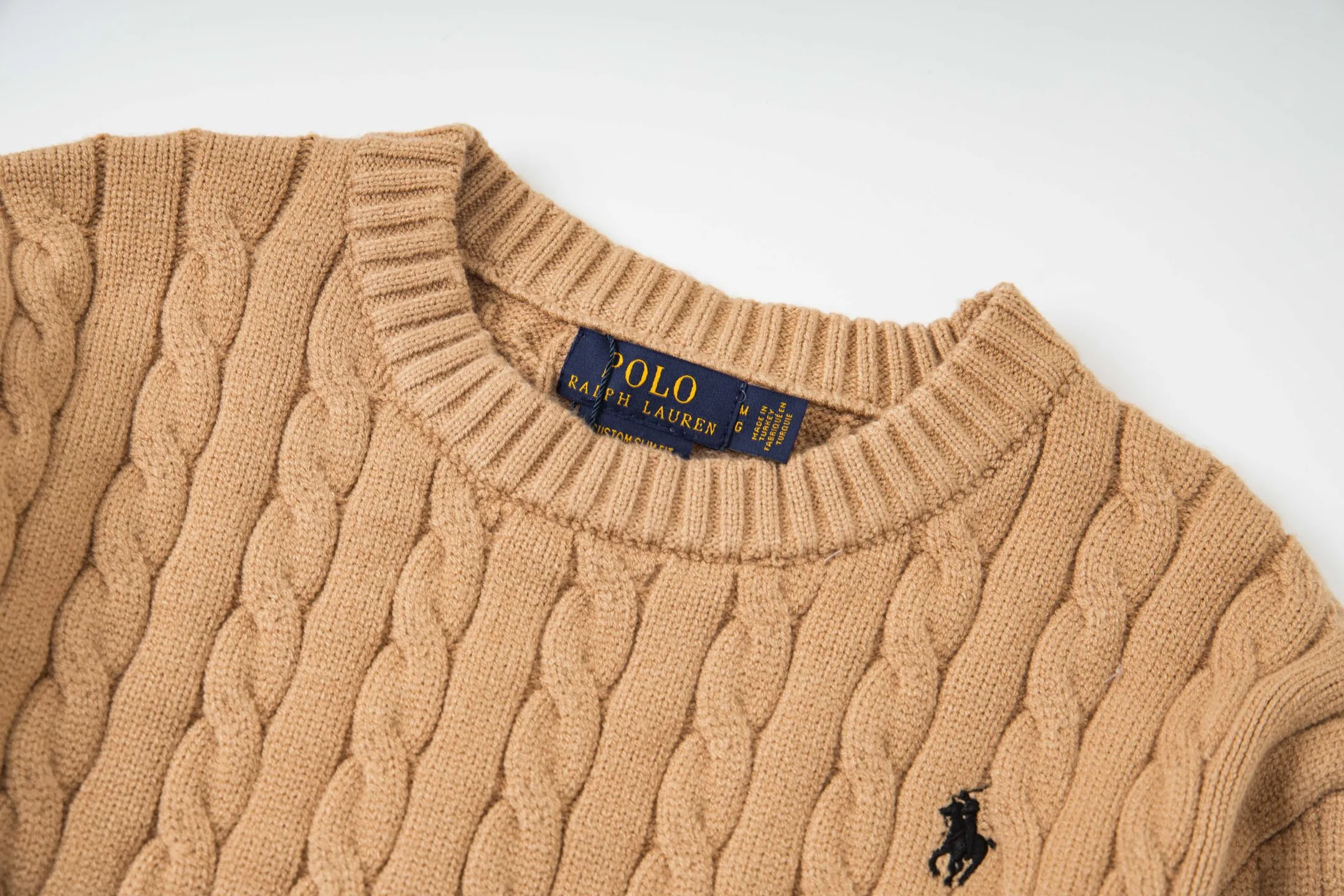 P210 model number: Y195 Ralph Lauren men's round neck sweater men's hemp flower original collar sweater. The version is really good-looking. It can be worn alone or as a jacket to be worn inside or outside. The upper body shows personal fashion charm. Four colors are available. The same style for men and women. A must-see item for new summer products. Tag, hanging grain, washed, packaging bag, full set of accessories. Very good appearance, super exquisite workmanship. Size: S-XL